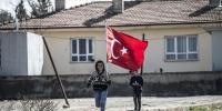 Reyhanlı'da sınır mahallesi bayraklarla donatıldı