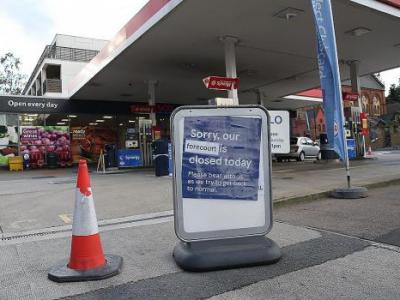 İngiltere'de benzin fiyatı litre başına 1,42 sterlinle rekor seviyeye yükseldi