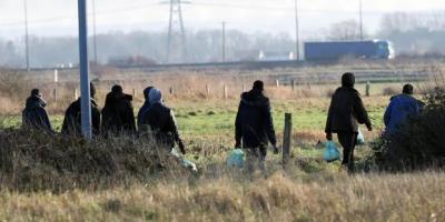 İngiltere'de yeni hayat kurmak isteyen göçmenlerin Fransa'da bekleyişi sürüyor