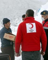 Türk Kızılay ekipleri karlı yolları aşıp yardım ulaştırıyor