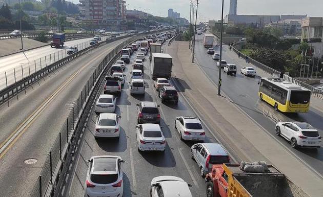 İstanbul'da haftanın ilk gününde trafik yoğunluğu yaşanıyor