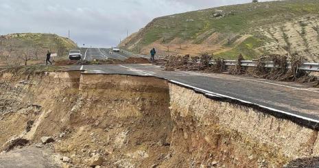 Şanlıurfa'nın Bozova ve Hilvan ilçelerini bağlayan yolda sel nedeniyle çökme