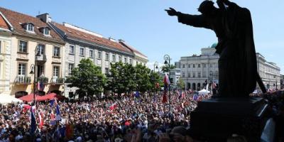 Polonya'daki bÃ¼yÃ¼k protestoya 500 bin kiÅŸinin katÄ±ldÄ±ÄŸÄ± belirtildi