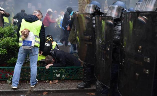 Fransa'da emeklilik reformu karşıtı gösteri öncesi 14 kişi gözaltına alındı