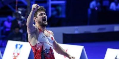 Milli sporcu Ali Cengiz, Dünya Güreş Şampiyonası'nda altın madalya kazandı