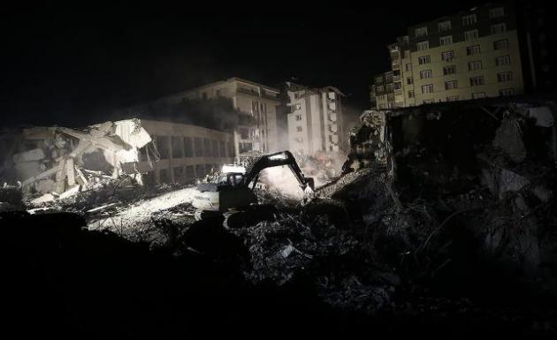 Depremde yıkılan Rönesans Sitesi'nin zemin etüdü mühendisi suçu binayı inşa edenlere attı